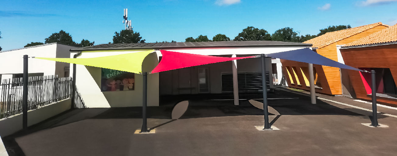 Préau et voiles d'ombrages sur la cour d'un établissement scolaire